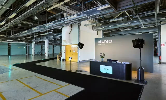 Akkreditierung und Empfangsbereich in Bay 3 mit NLND-Branding
