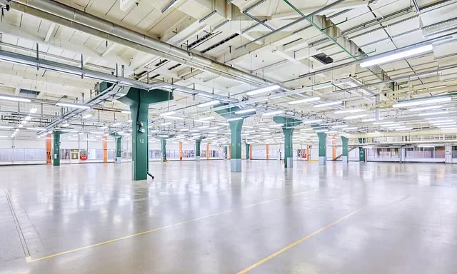 Bay 5 – lichtdurchflutete Industriehalle mit grünen Stützpfeilern