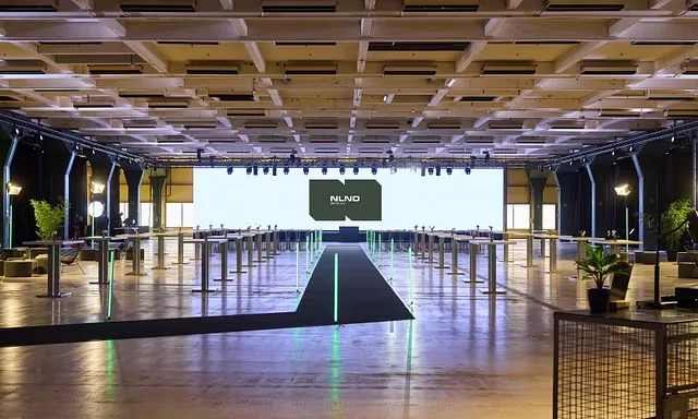 Bay 7 mit fest installierter LED-Wand und Laser-Runway