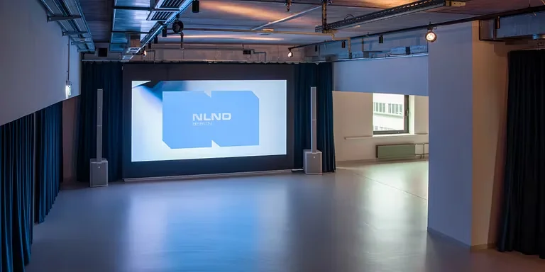 A9 Cinema – Auditorium mit 4,5 × 2,5 m LED-Wand und blauen Vorhängen