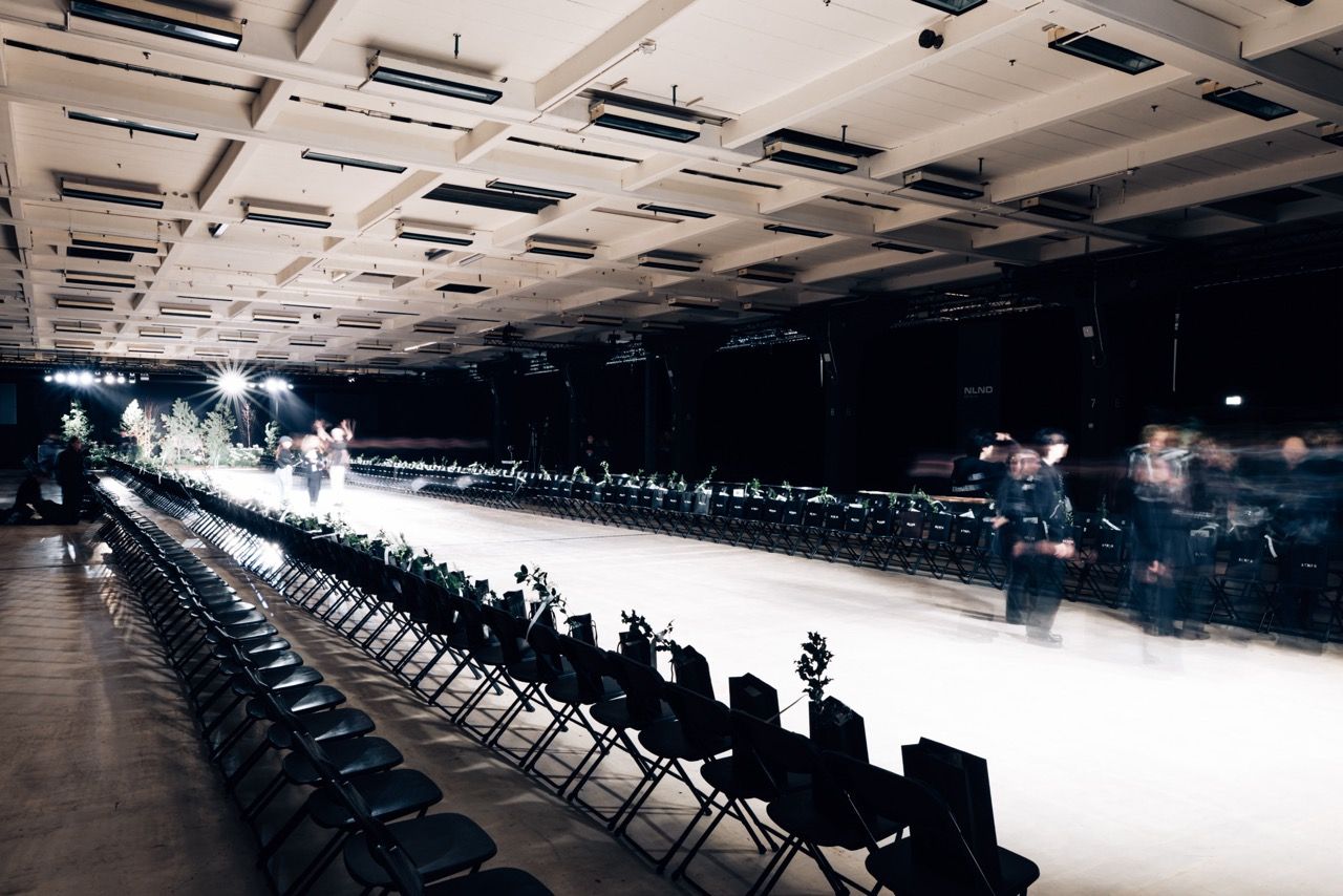 Bestuhlte Konferenz mit langer Tafel und Catwalk in einer Halle des NLND Berlin