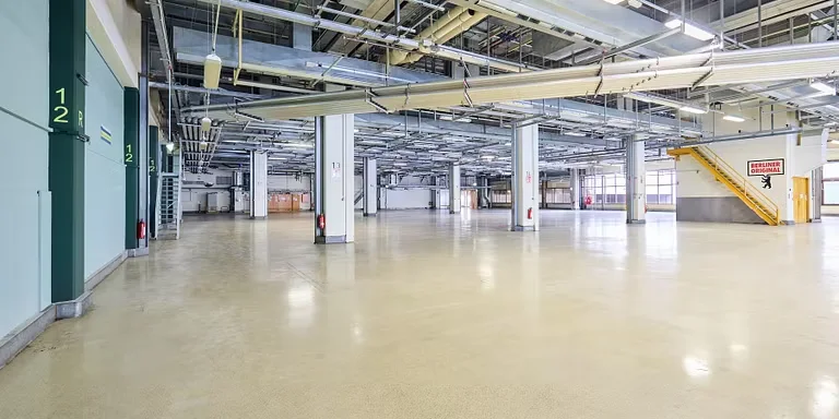 Bay 3 – flexibel nutzbare Halle mit Industrieoptik