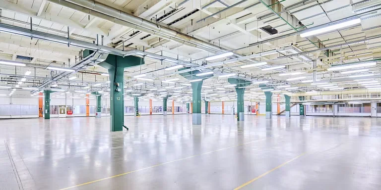 Industriehalle mit charakteristischen grünen Stützpfeilern