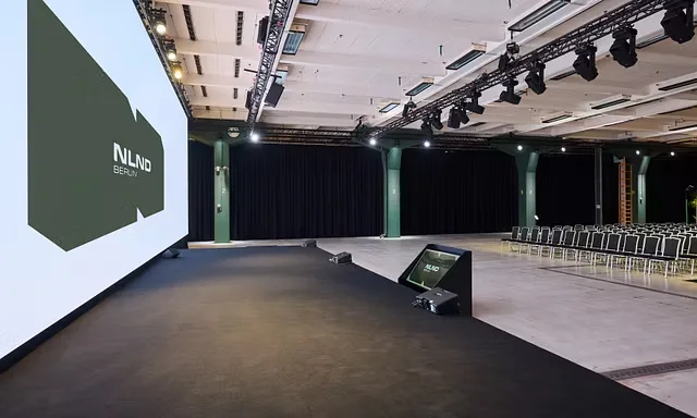 Showcase Stage C1 mit 4 × 6 m LED-Wand und Tribüne