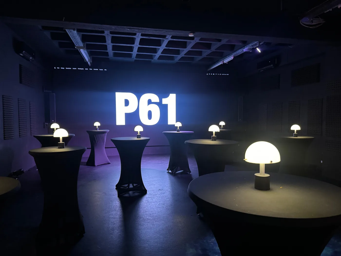 LED-Wand mit Galaxie-Visual und Lounge-Setup in der P61 Gallery